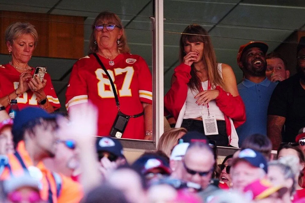 Taylor Swift ve Travis Kelce Birlikte Mi? Maçı Annesiyle İzledi!